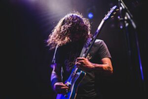 Von frühen Träumen und Gitarresaiten: Wie Sandro mit Opas Unterstützung zum Rockstar wurde